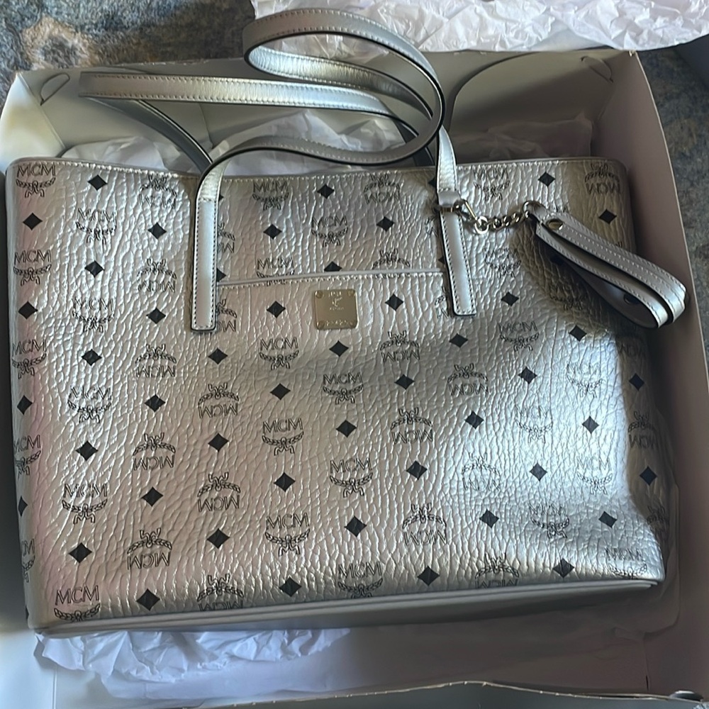 MCM Metallic Visetos Medium Anya